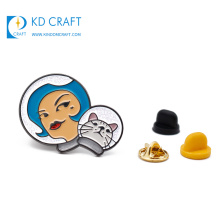 Pin de solapa de cara sonriente de gato y niña de dibujos animados de esmalte suave de metal personalizado barato al por mayor para la venta